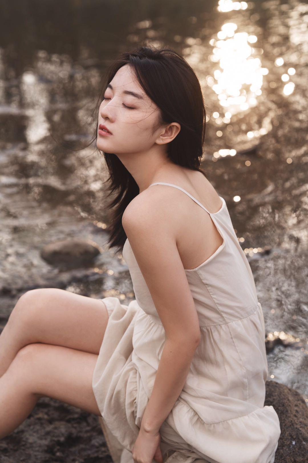 不會(huì)擺拍看過(guò)來(lái)，7個(gè)拍照姿勢(shì)模板，助你拍出自然好看的美女人像插圖2