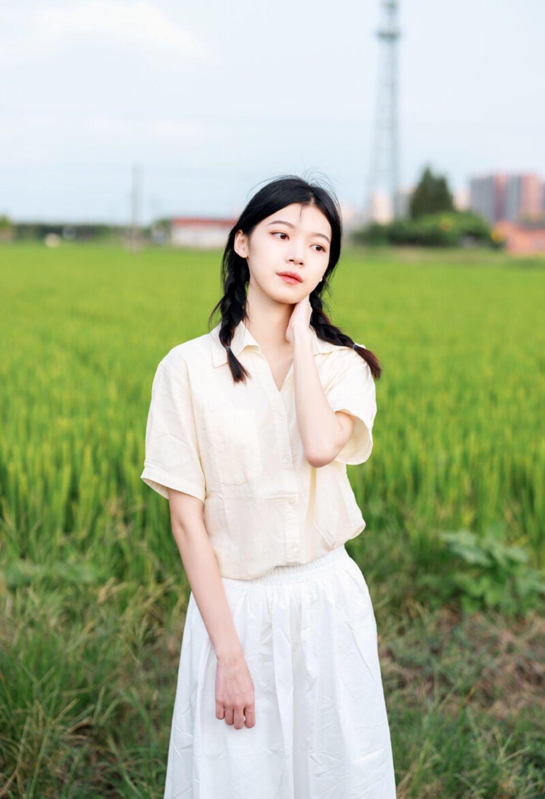 背景簡單就用姿勢點(diǎn)綴，在哪都能用的7個姿勢，拍出自然簡約美插圖7