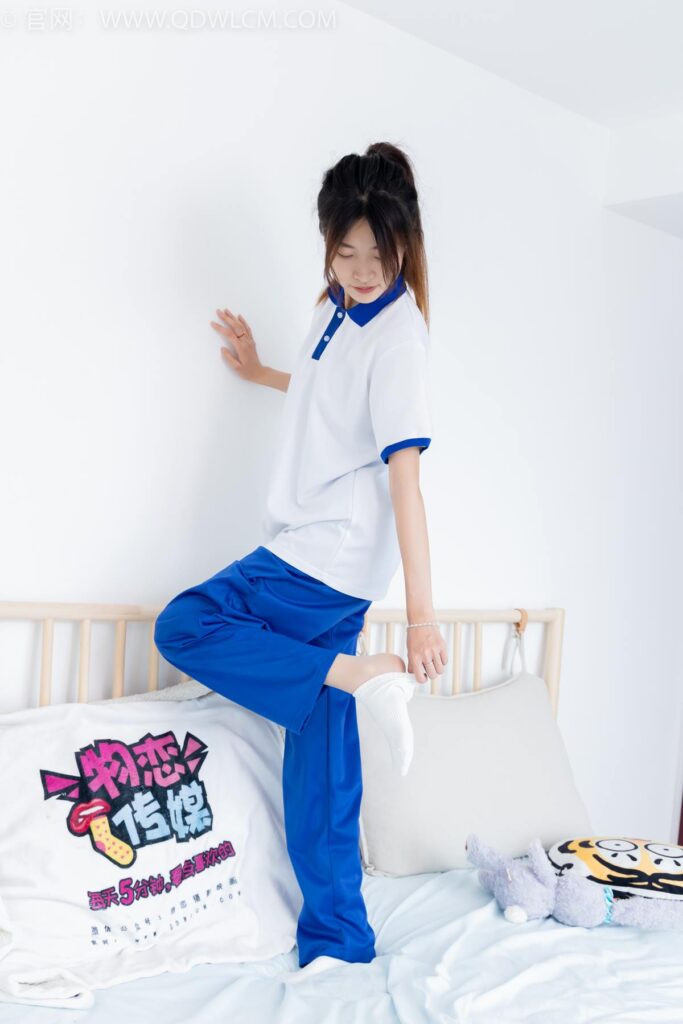 物戀傳媒 NO.2387 小夏-帆布鞋、白短棉襪、薄肉絲、校服[150P/1V/3.66GB]插圖