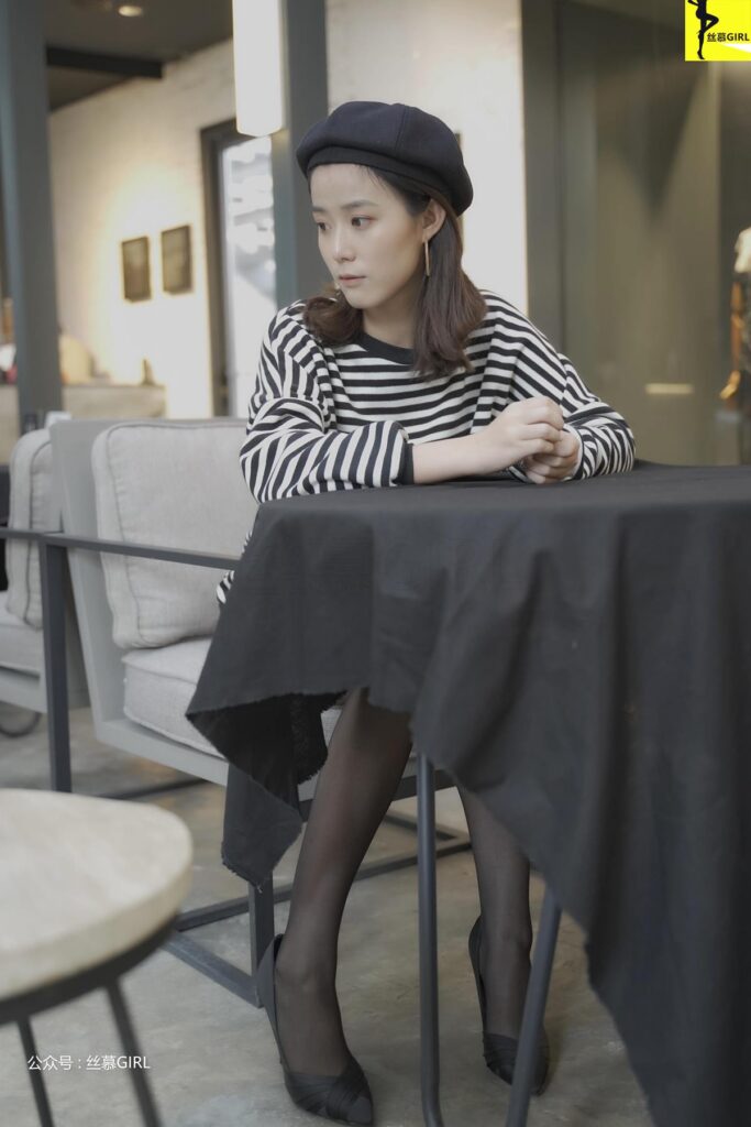 絲慕寫(xiě)真 第025期 模特：四月《誰(shuí)是誰(shuí)的腿》[57P/71.4MB]插圖1