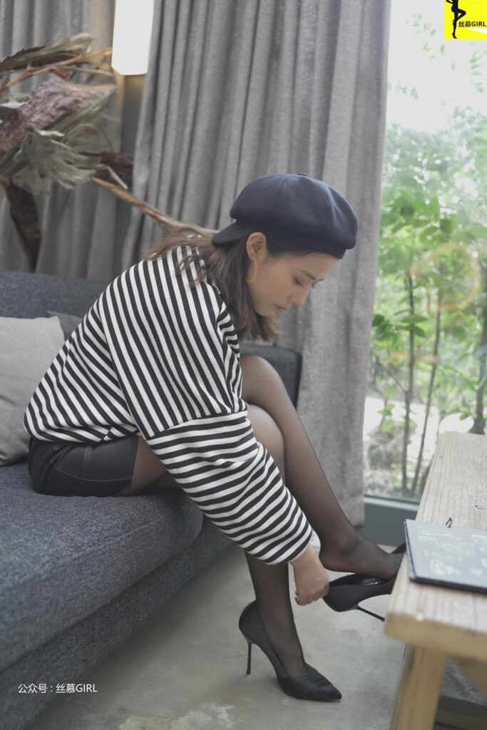 絲慕寫(xiě)真 第025期 模特：四月《誰(shuí)是誰(shuí)的腿》[57P/71.4MB]插圖2