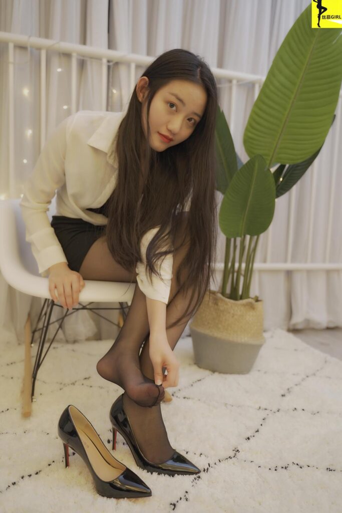 絲慕寫真 第032期 模特：雙雙 絲密《她來了》[96P/103MB]插圖3