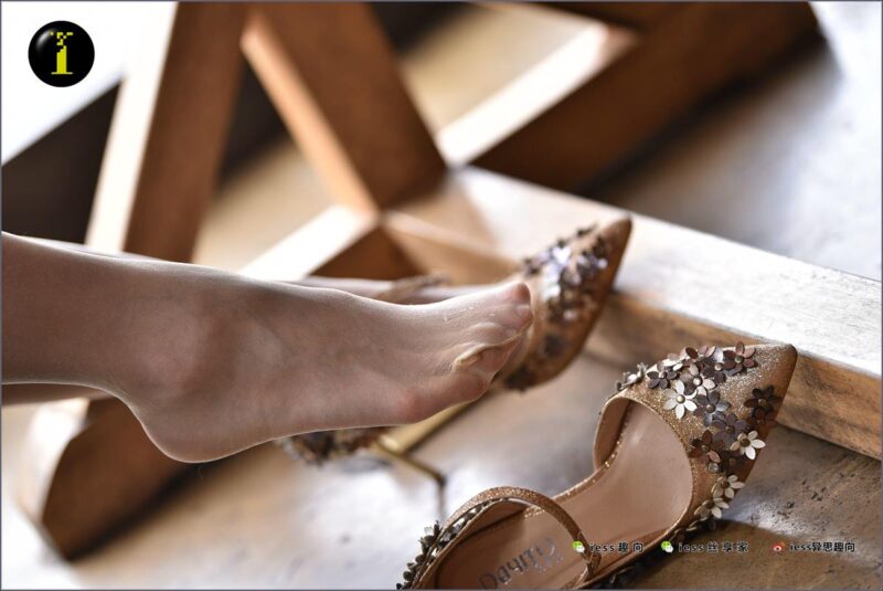 [IESS異思趣向] 普惠集 095-暖暖的“黃金甲”[64P/91.2MB]-無料攝影圈