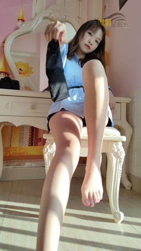 魚(yú)魚(yú)足影 002 敏敏38碼黑絲腳短褲皮鞋黑絲襪腳裸足 [179P/1V/928M]-無(wú)料攝影圈