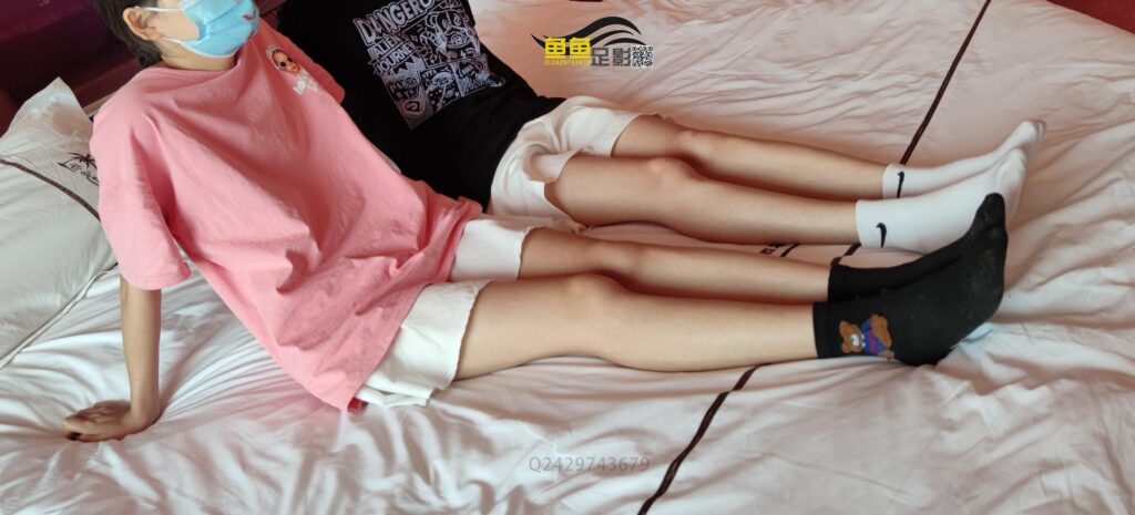 魚(yú)魚(yú)足影 067 心動(dòng)姐妹花黑白棉襪裸足 [149P/1V/505MB]插圖4