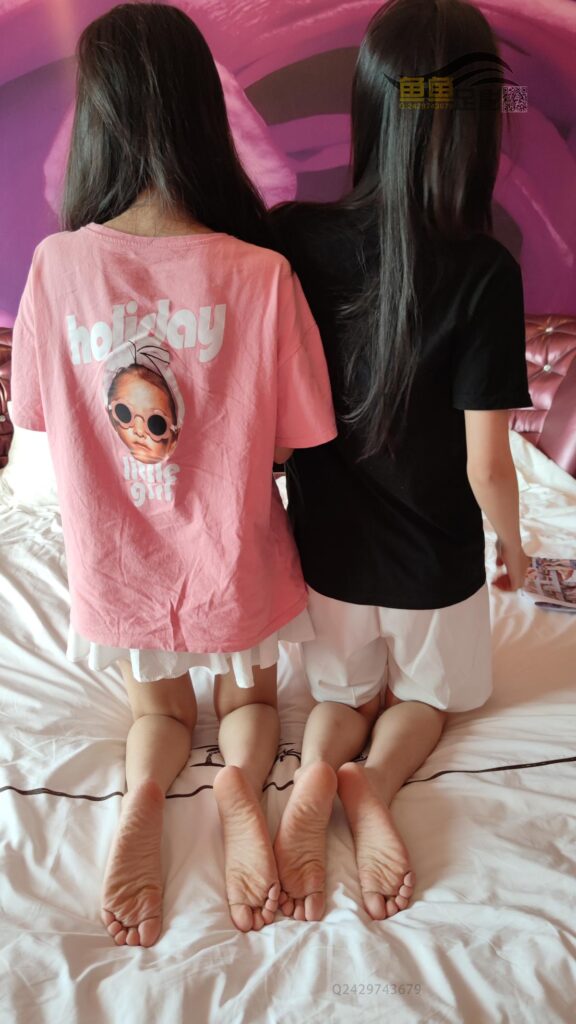 魚(yú)魚(yú)足影 067 心動(dòng)姐妹花黑白棉襪裸足 [149P/1V/505MB]插圖1