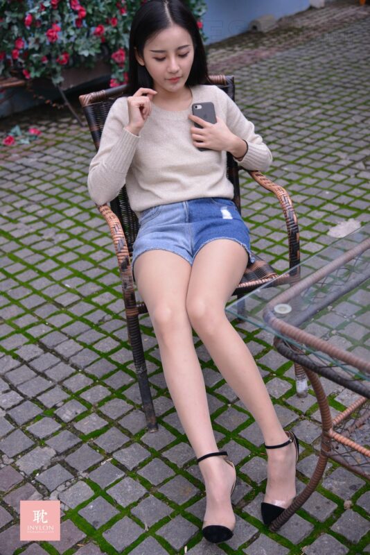 [IESS異思趣向] 普惠集 101 – 詩琪 – 路遇手機(jī)上癮小姐姐 [80P/127MB]-無料攝影圈