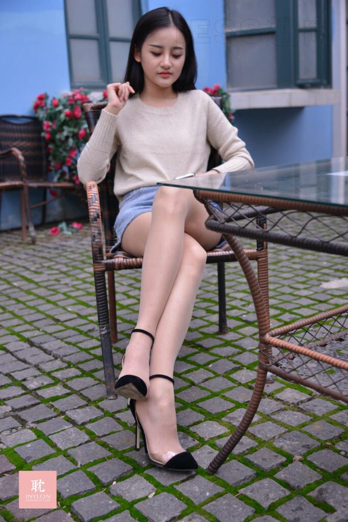 [IESS異思趣向] 普惠集 101 – 詩(shī)琪 – 路遇手機(jī)上癮小姐姐 [80P/127MB]插圖1