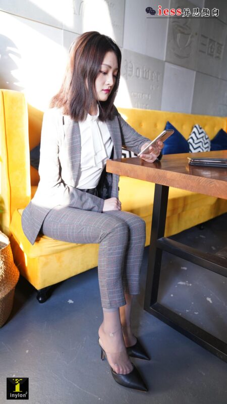 [IESS異思趣向] 普惠集 132-格格 精彩的短灰絲特寫 [72P/72.6MB]-無料攝影圈