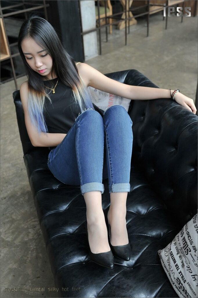 [IESS異思趣向] 2016.09.30 絲足便當(dāng)007：《絲足高跟與牛仔褲 1》張馨月 [54P/32MB]插圖2