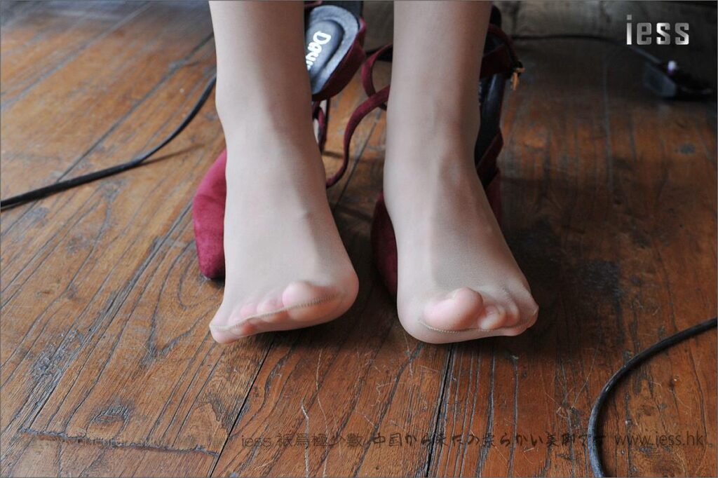 [IESS異思趣向] 2017.01.21 絲足便當(dāng)060：《天上人間2-小夕絲足》 [87P/86.3MB]插圖4