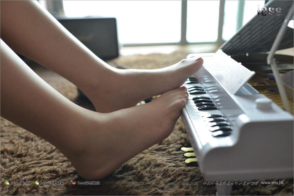 [IESS異思趣向] 2017.08.21 絲足便當138：《腳尖下的鋼琴鳴奏曲》人妻芳芳 [99P/598MB]插圖1