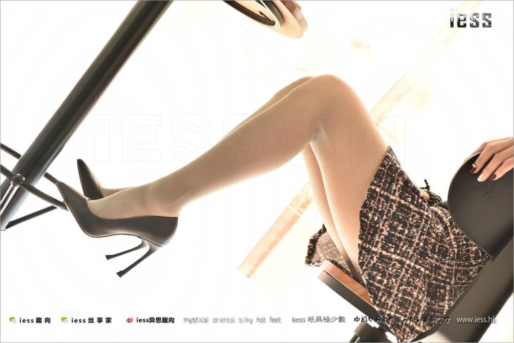 [IESS異思趣向] 2018.02.10 絲足便當(dāng)196：《素人職業(yè)白領(lǐng)的灰絲》薇薇 [99P/92.9MB]插圖1