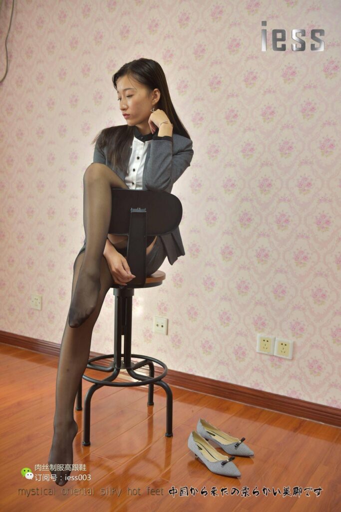 [IESS異思趣向] 2017.05.14 絲享家006：《S型白領(lǐng)的嘿絲吊帶襪》秋秋 [98P/106MB]插圖