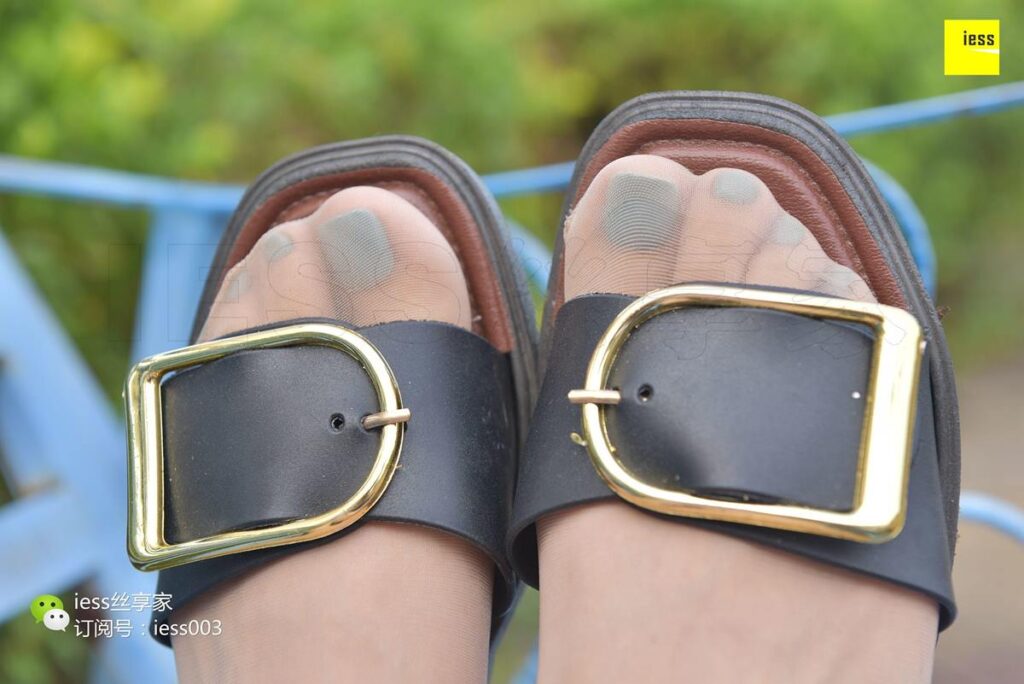 [IESS異思趣向] 2017.08.04 絲享家036：《空調(diào)配西瓜 涼鞋配美足》君君 [99P/77.8MB]插圖3