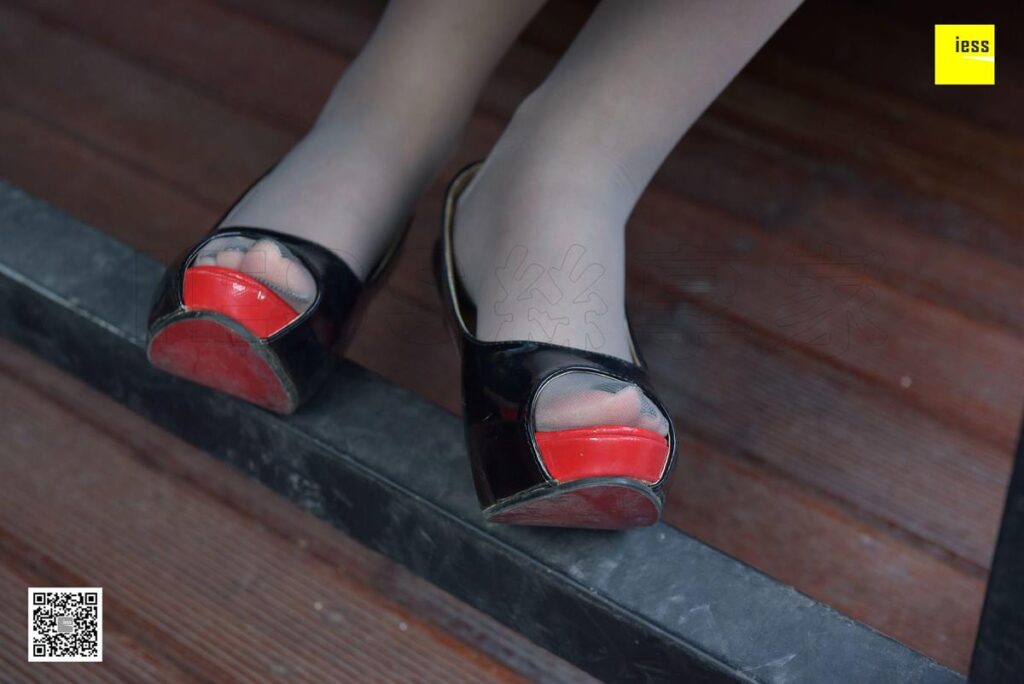 [IESS異思趣向] 2017.11.28 絲享家113：《魚(yú)嘴漆皮高跟》紫紫 [99P/48.5MB]插圖1