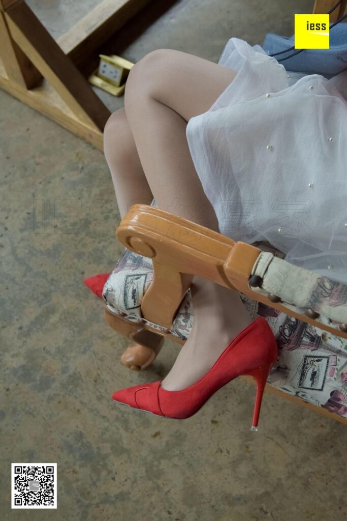 [IESS異思趣向] 2017.12.18 絲享家127：《雷絲裙肉絲紅鞋》婉萍 [99P/37.4MB]插圖3