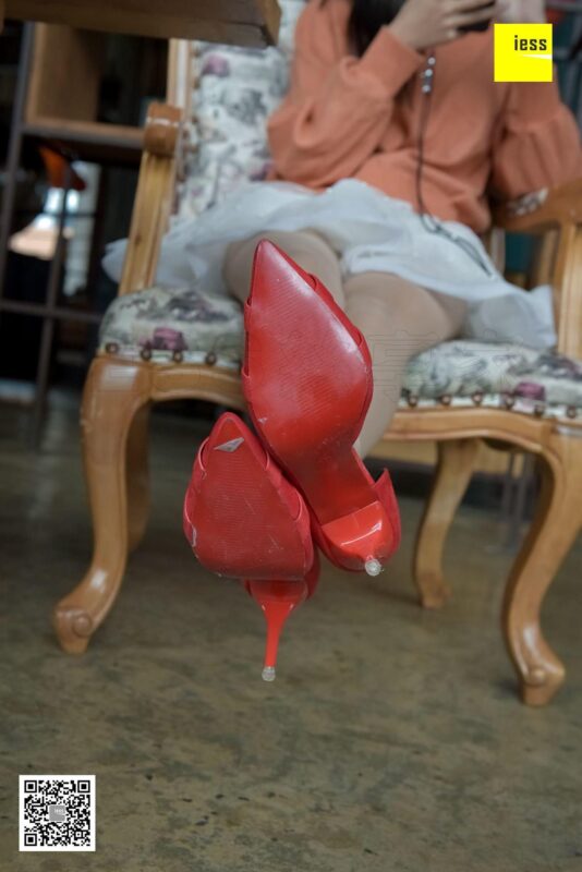 [IESS異思趣向] 2017.12.18 絲享家127：《雷絲裙肉絲紅鞋》婉萍 [99P/37.4MB]-無(wú)料攝影圈