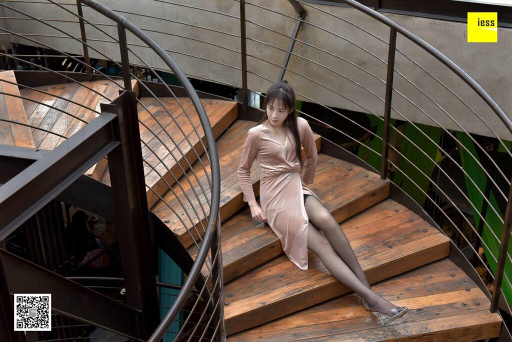 [IESS異思趣向] 2017.12.25 絲享家133：《樓道里的嘿絲美女》紫紫 [99P/53.6MB]插圖2