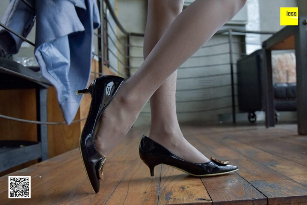 [IESS異思趣向] 2018.01.05 絲享家141：《清純的灰絲小腳丫》婉萍 [97P/38.6MB]插圖1