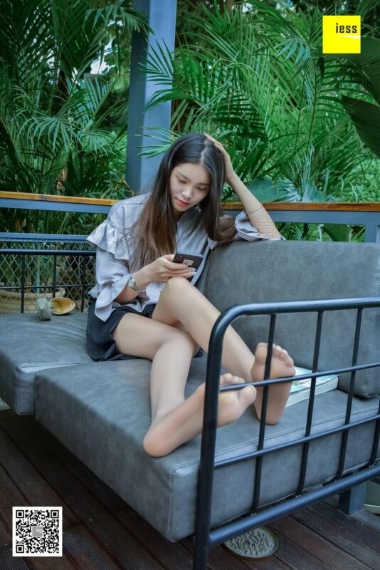 [IESS異思趣向] 2018.01.18 絲享家150：七七《正在看書的棕絲美女》[99P/51.8MB]-無料攝影圈