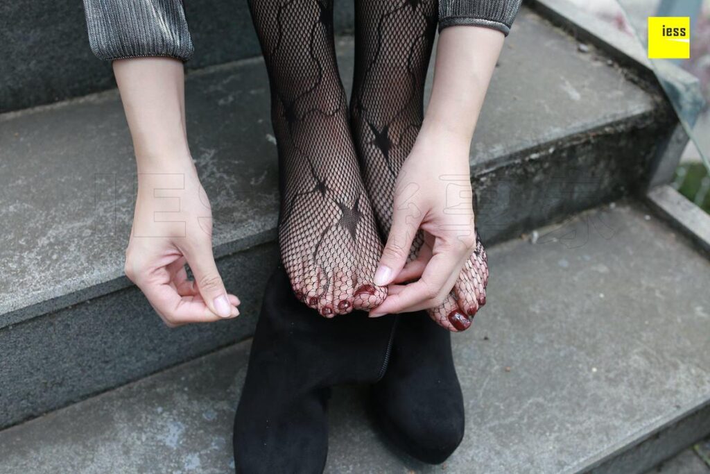 [IESS異思趣向] 2018.01.29 絲享家158：《星星網(wǎng)襪與短靴》紫紫 [99P/76.5MB]插圖3