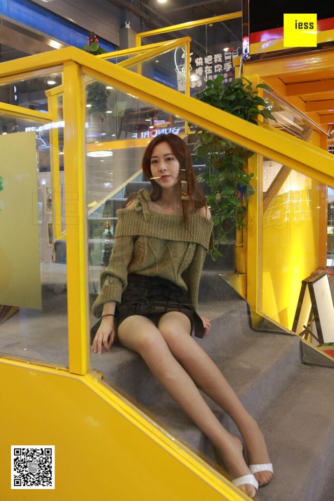 [IESS異思趣向] 2018.03.20 絲享家193：《絕美長(zhǎng)腿咖啡絲》紫紫 [99P/38.2MB]插圖