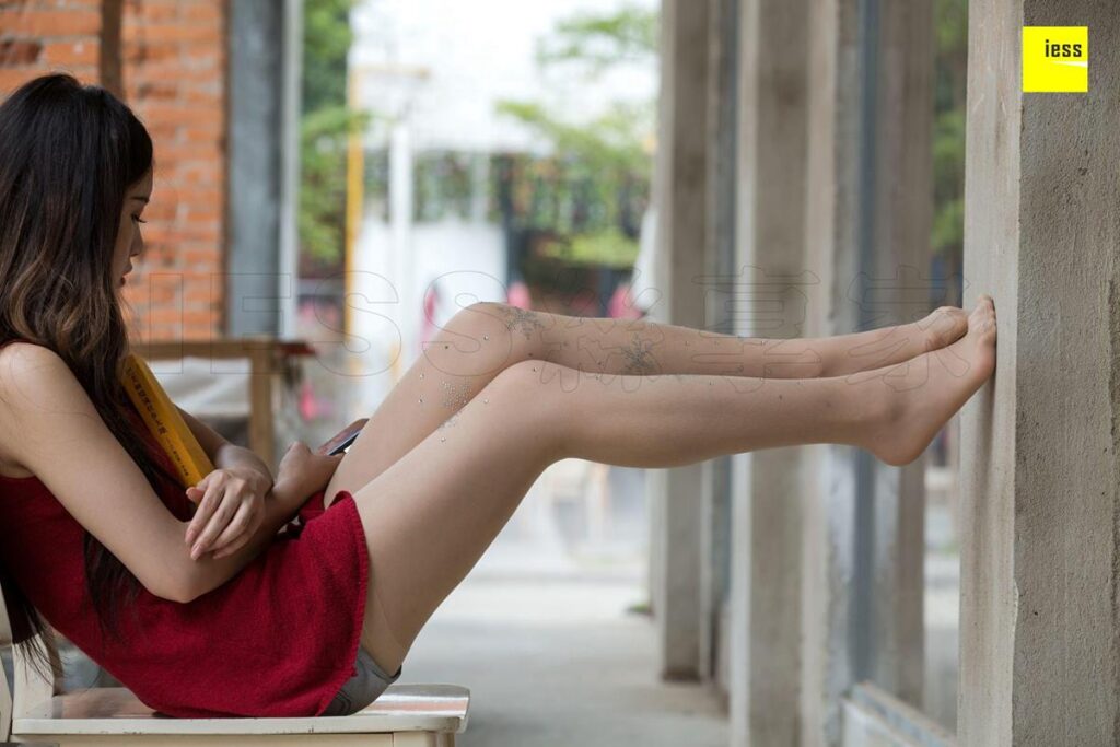 [IESS異思趣向] 2018.05.29 絲享家242：《網(wǎng)紅的水鉆白絲》小羽 [98P/66.1MB]插圖3