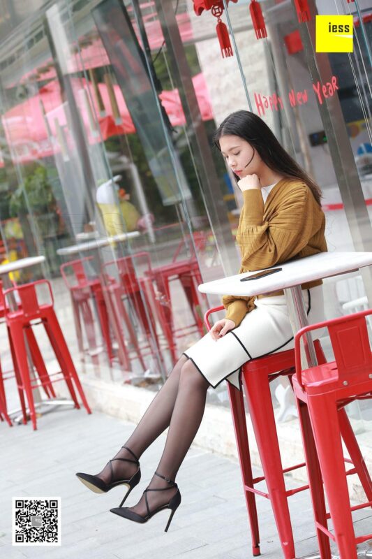 [IESS異思趣向] 2018.08.01 絲享家285：《獨(dú)自等人的嘿絲美女》七七 [90P/41.1MB]-無(wú)料攝影圈