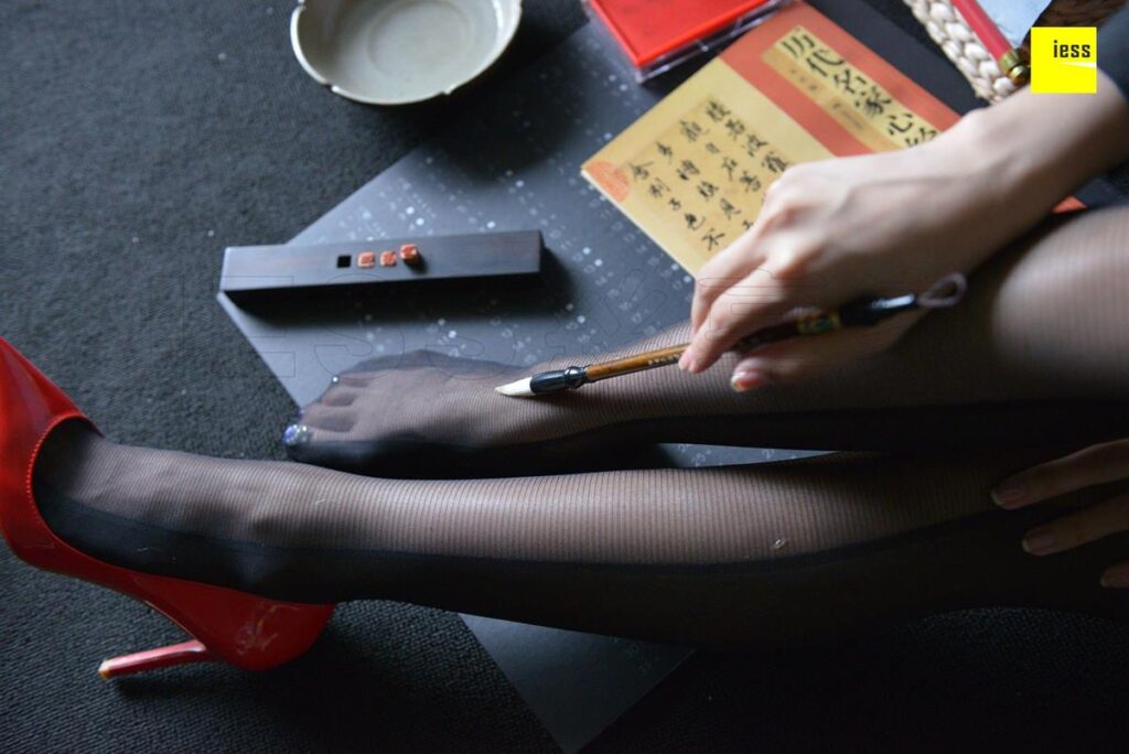 [IESS異思趣向] 2018.09.17 絲享家317：《辣媽黑色時(shí)裝襪》辣媽（君君）[84P/50.3MB]插圖2