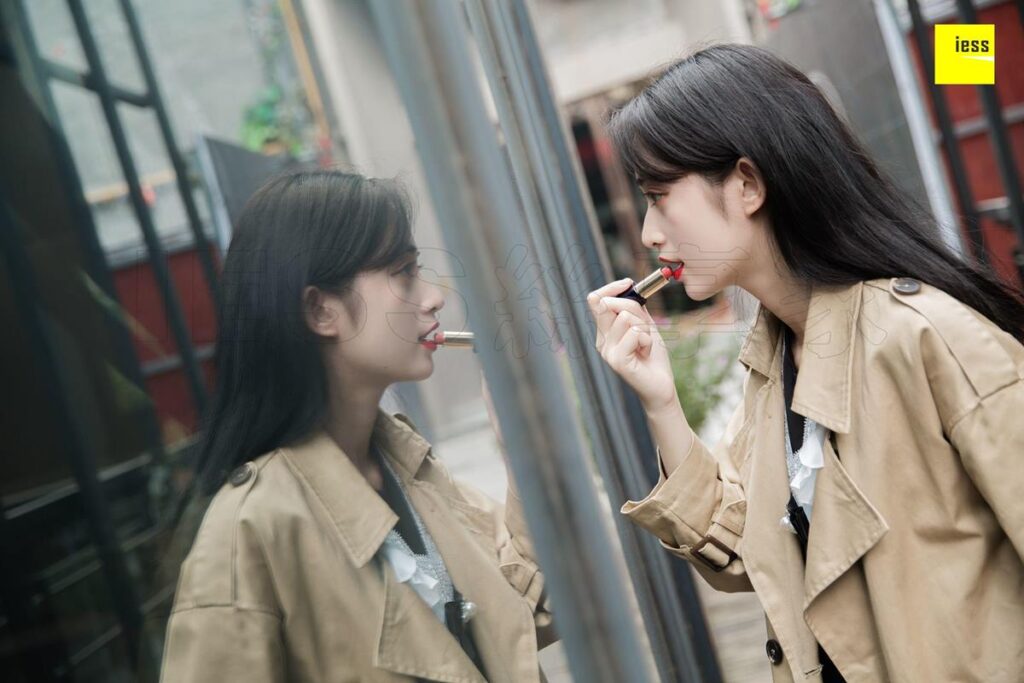 [IESS異思趣向] 2018.12.21 絲享家386：《氣質(zhì)風(fēng)衣小紅高》姍姍 [90P/42.2MB]插圖2