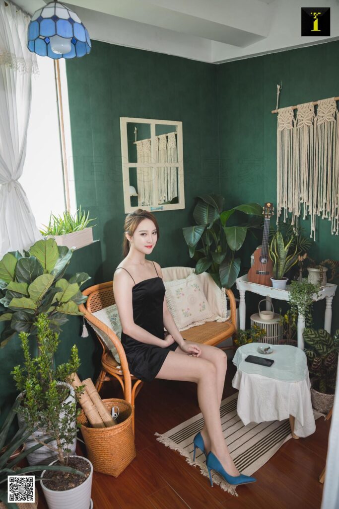 [IESS異思趣向] 2019.06.18 絲享家509：《云芝綢面藍(lán)色高跟》云芝 [90P/35.7MB]插圖1