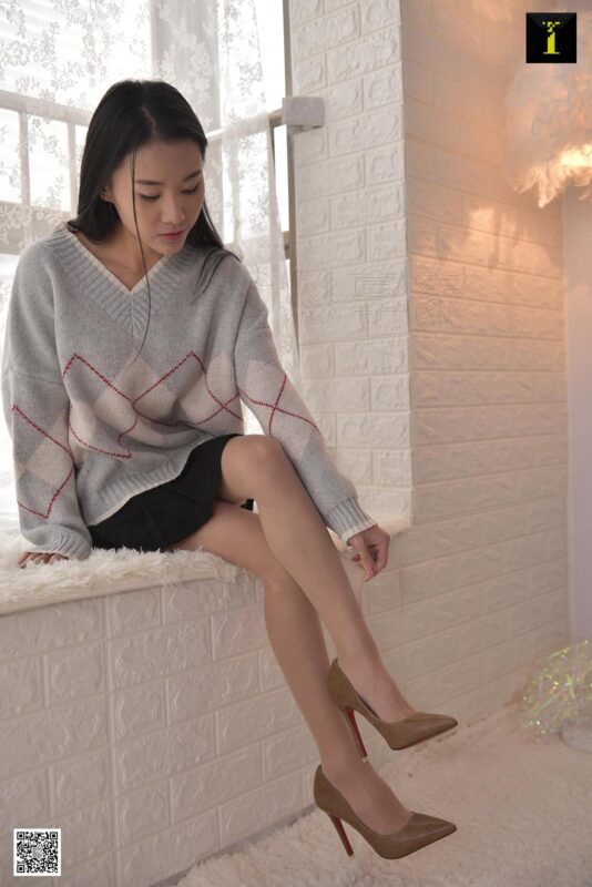 [IESS異思趣向] 2019.11.11 絲享家606： 葉子《嬌小葉子的毛衣》[65P/27.5MB]-無料攝影圈