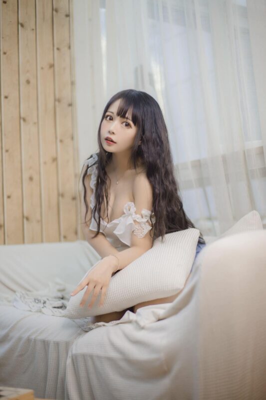 大眼萌妹黑貓貓OvO – 客廳 [16P/74MB]-無料攝影圈