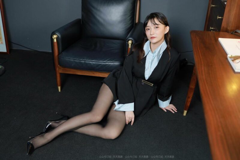 [IESS異思趣向] 2021.10.19 絲享家 952：秋秋《時(shí)尚職業(yè)裝》[88P/139MB]-無(wú)料攝影圈