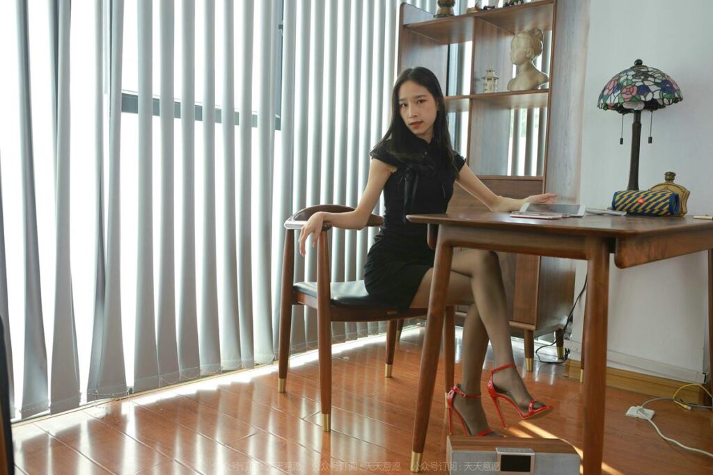 [IESS異思趣向] 2022.01.24 絲享家 992：美子《辦公桌下的紅色》[106P/123MB]插圖1