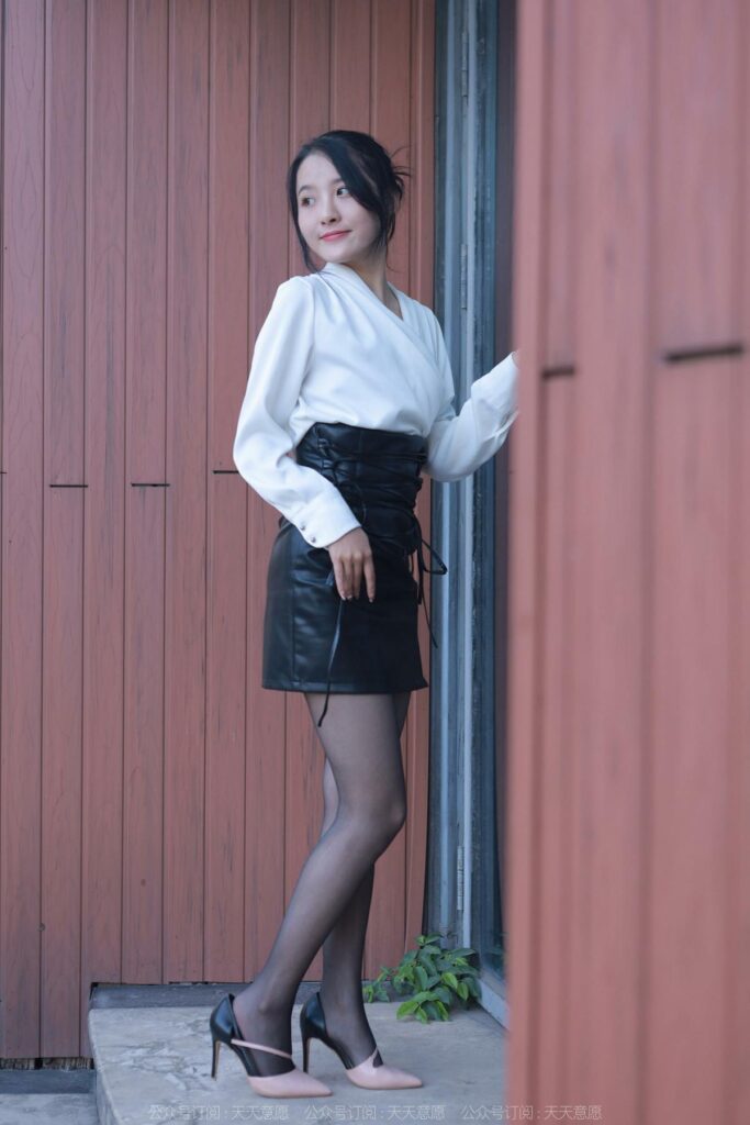 [IESS異思趣向] 2022.4.1 絲享家 1046：婉萍《嘿絲皮裙街拍》[91P/101MB]插圖