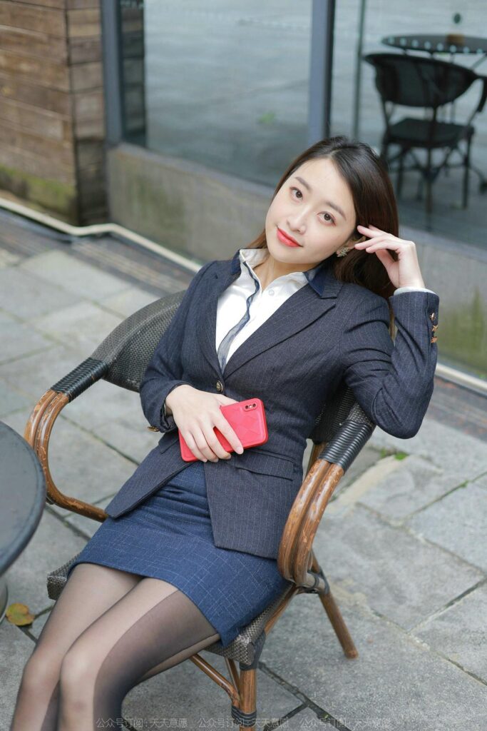 [IESS異思趣向] 2022.4.25 絲享家 1070：小婕《紅鞋職業(yè)裝》[88P/111MB]插圖3