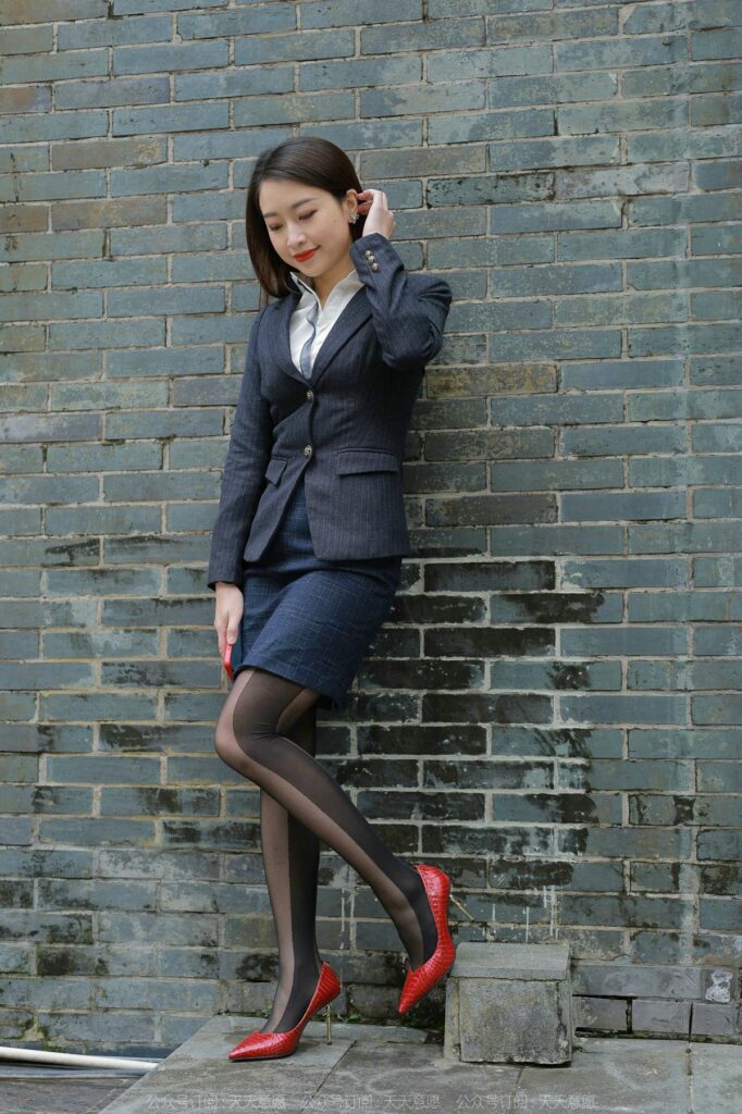 [IESS異思趣向] 2022.4.25 絲享家 1070：小婕《紅鞋職業(yè)裝》[88P/111MB]插圖2