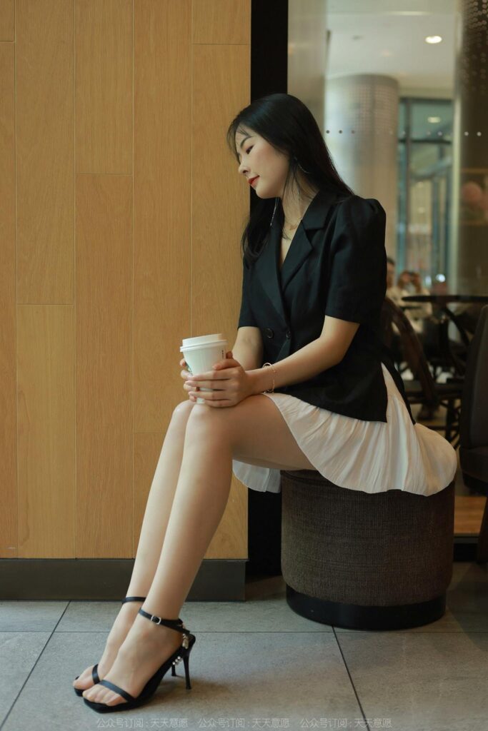 [IESS異思趣向] 2022.5.6 絲享家 1080：小金《簡(jiǎn)約黑色涼鞋》[85P/133MB]插圖3