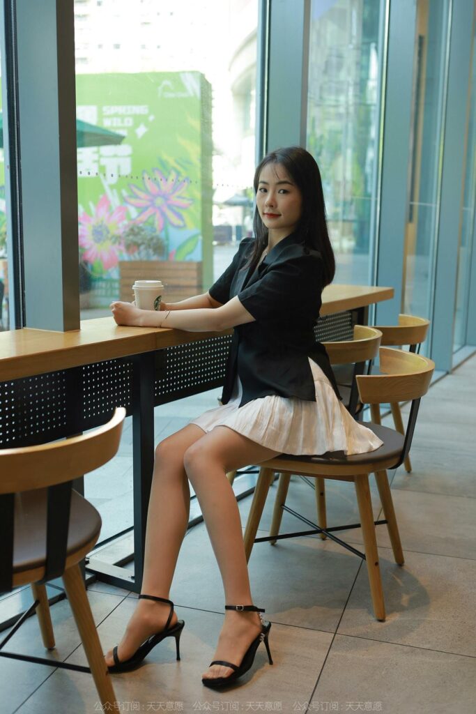 [IESS異思趣向] 2022.5.6 絲享家 1080：小金《簡(jiǎn)約黑色涼鞋》[85P/133MB]插圖