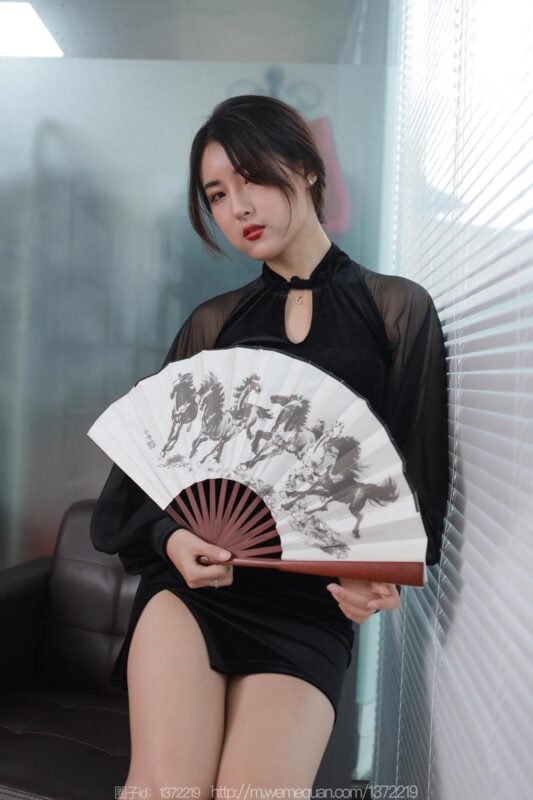 [IESS異思趣向] 2022.12.15 絲享家 1299 小寶《黑色旗袍白紙扇》[86P/86MB]-無料攝影圈