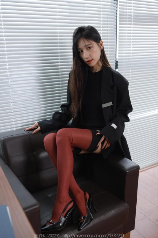 [IESS異思趣向] 2023.1.5 絲享家 1320 美子《半筒紅與黑》[90P/87MB]-無(wú)料攝影圈