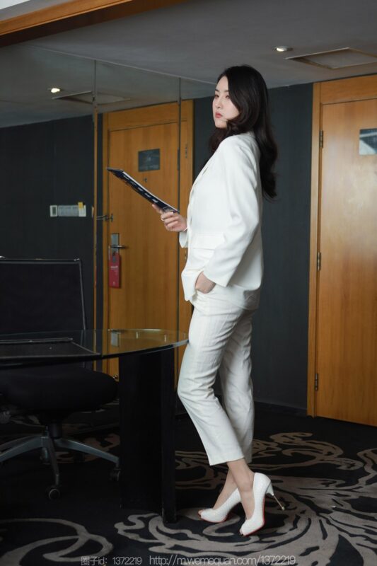 [IESS異思趣向] 2023.2.27 絲享家 1374 小寶《白色褲里絲》[86P/81MB]-無料攝影圈