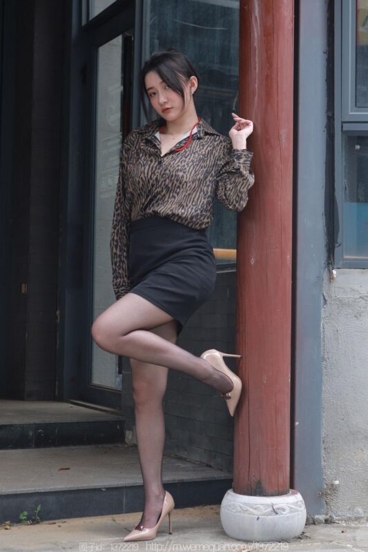 [IESS異思趣向] 2023.7.24 絲享家 1488 秋秋《孤身走暗巷》[85P/94MB]-無料攝影圈