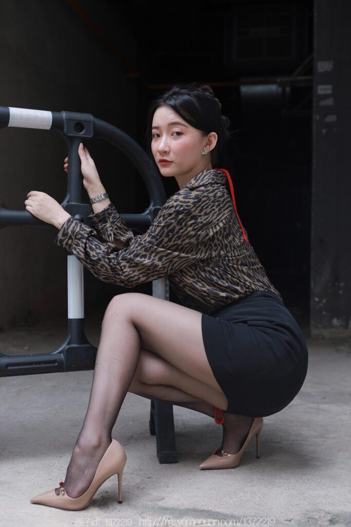 [IESS異思趣向] 2023.7.24 絲享家 1488 秋秋《孤身走暗巷》[85P/94MB]插圖3