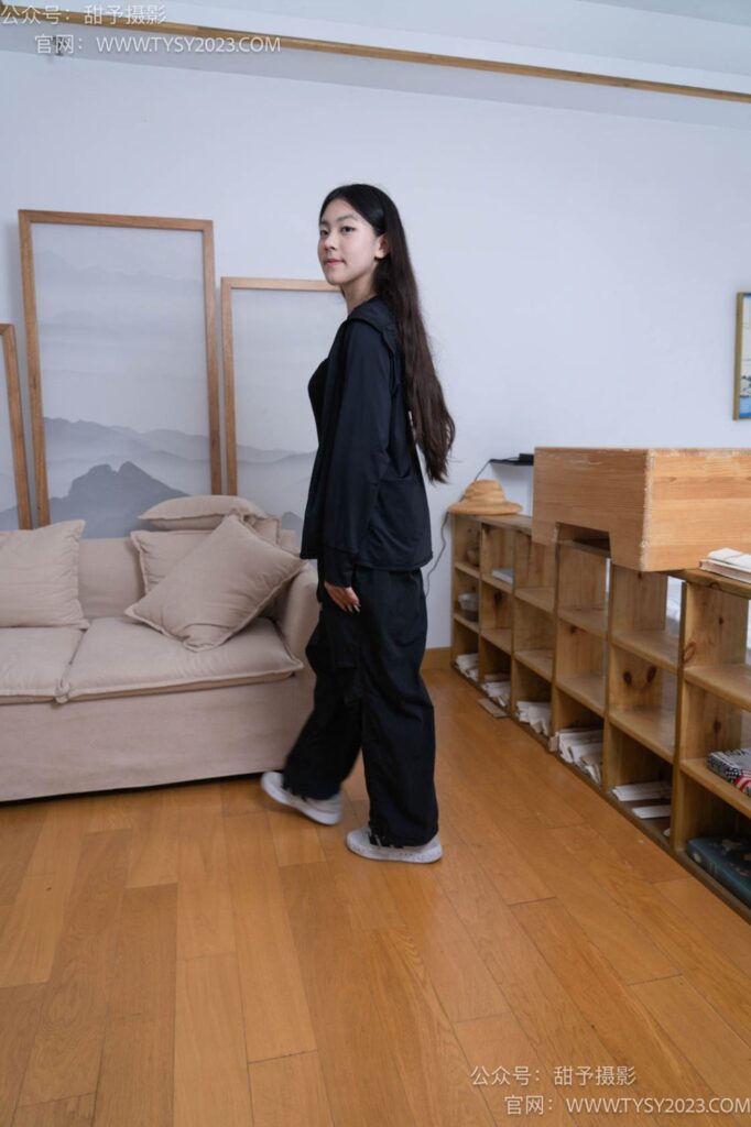 甜予攝影 NO.103期：小云-板鞋、黑棉襪、裸足、剪指甲泡腳劇情（完整版）[143P/2V/11.28GB]插圖1