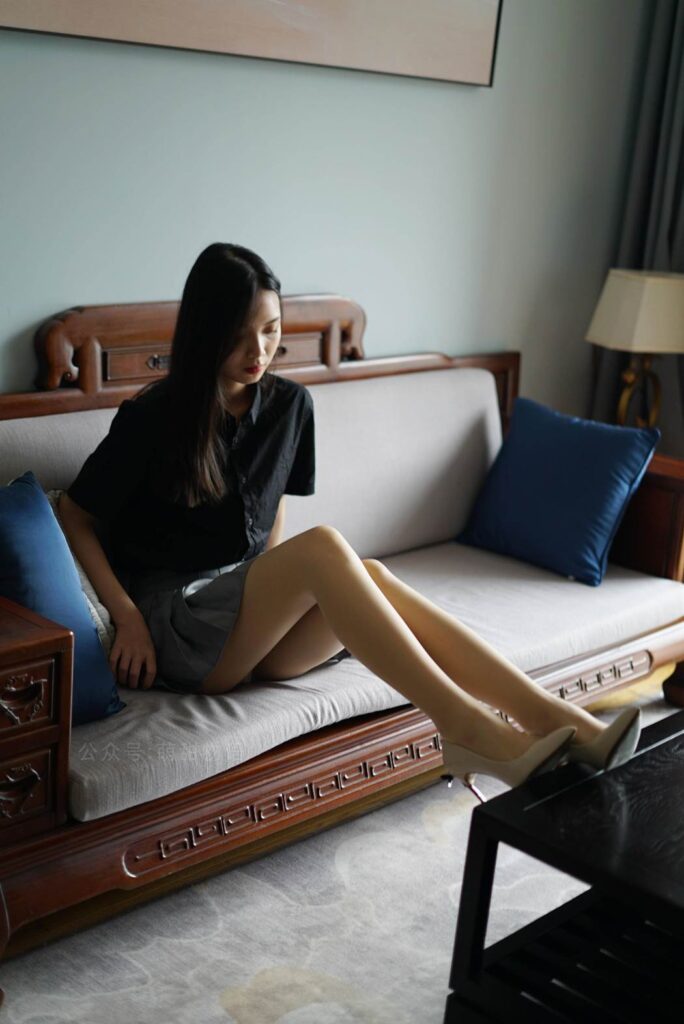 萌甜物語(yǔ) XM121 小蘇《短裙黑襯衣》[97P/1V/221MB]插圖2