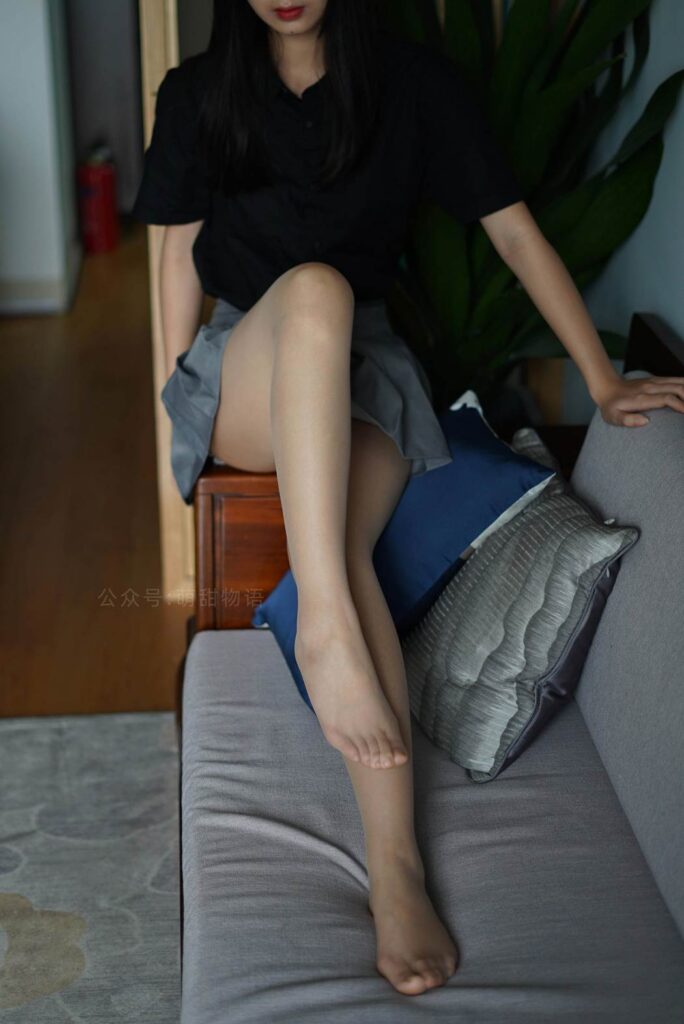 萌甜物語(yǔ) XM121 小蘇《短裙黑襯衣》[97P/1V/221MB]插圖1