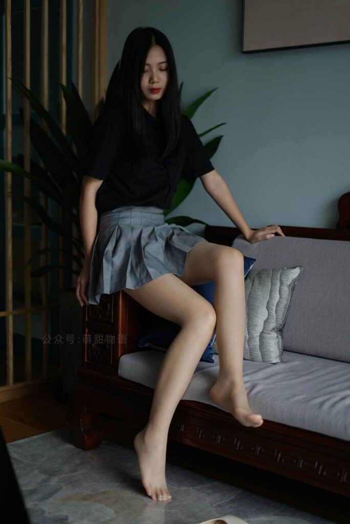 萌甜物語(yǔ) XM121 小蘇《短裙黑襯衣》[97P/1V/221MB]插圖3